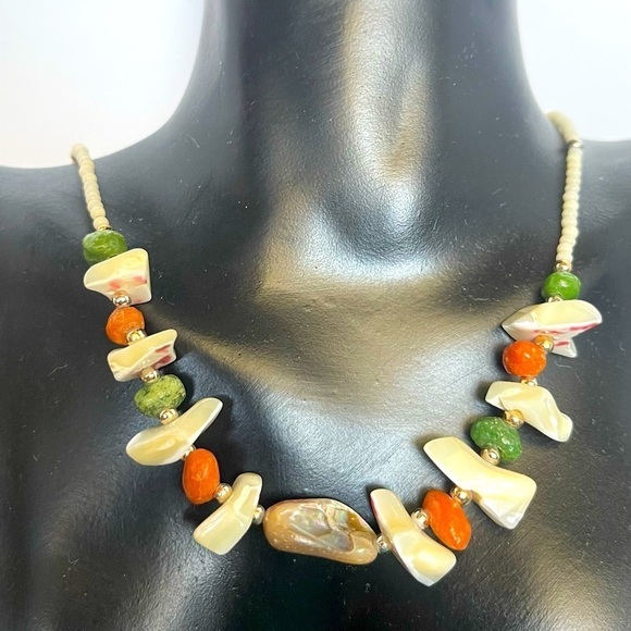 Jewelry - Shel beaded mother of pearl chunky gold tone necklace choker